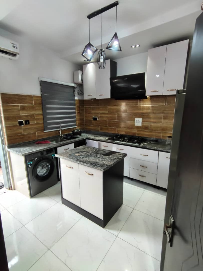 Kitchen: fitted units, island, appliances in place
